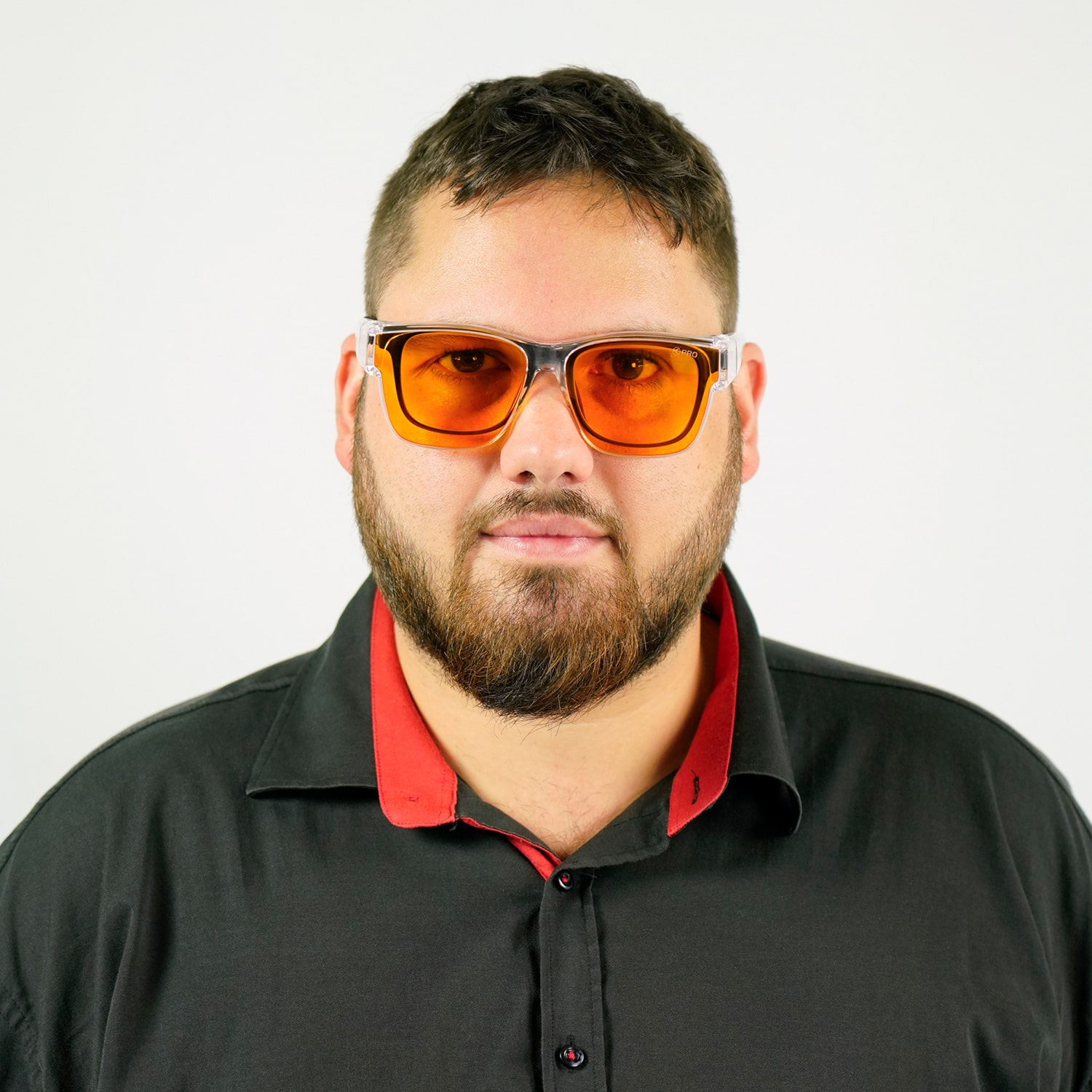 männliches Model mit PRO99 Over1 Überziehbrille