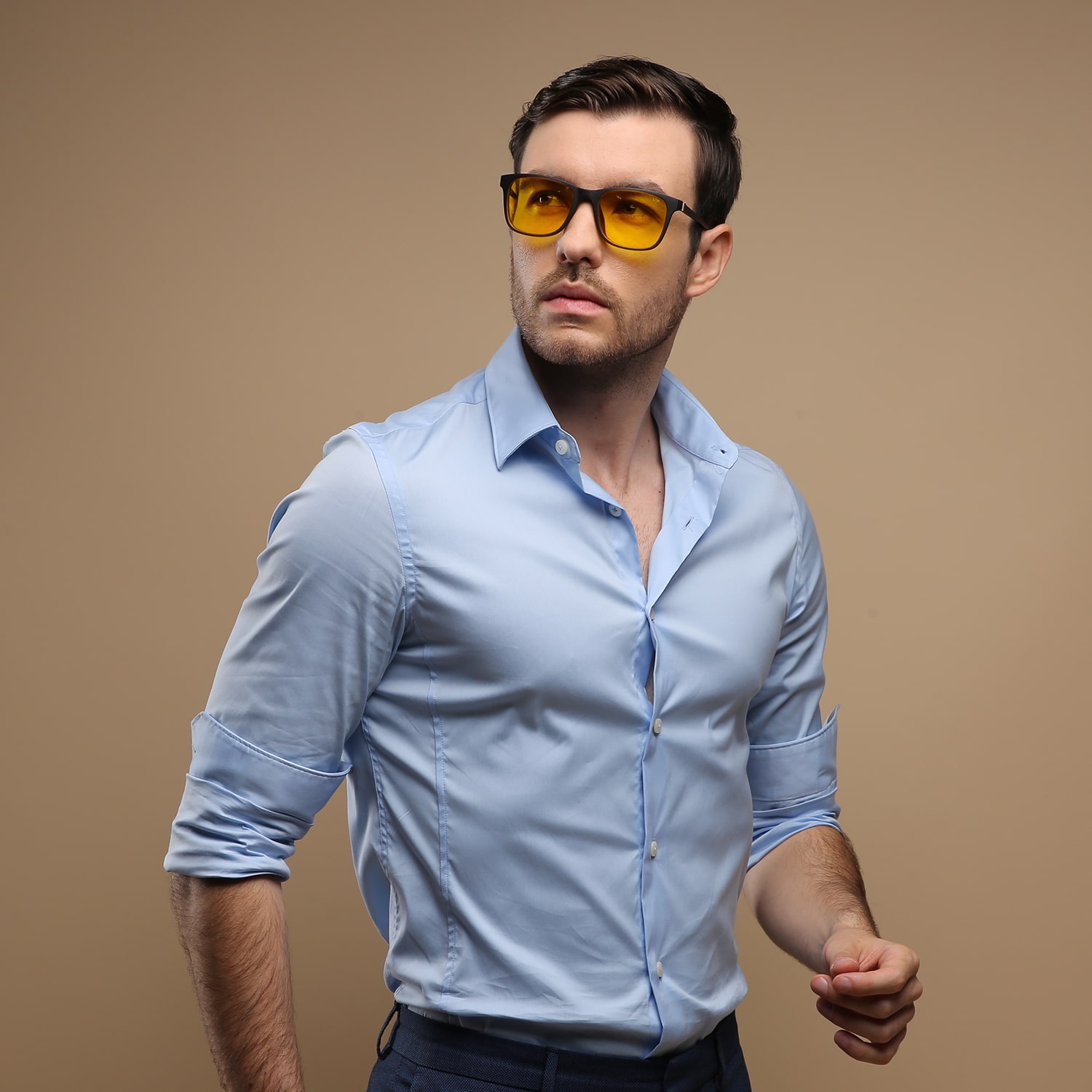 männliches Model mit VARIA1 LITE95 Blaulichtschutzbrille mit Magnetclip für Brillenträger