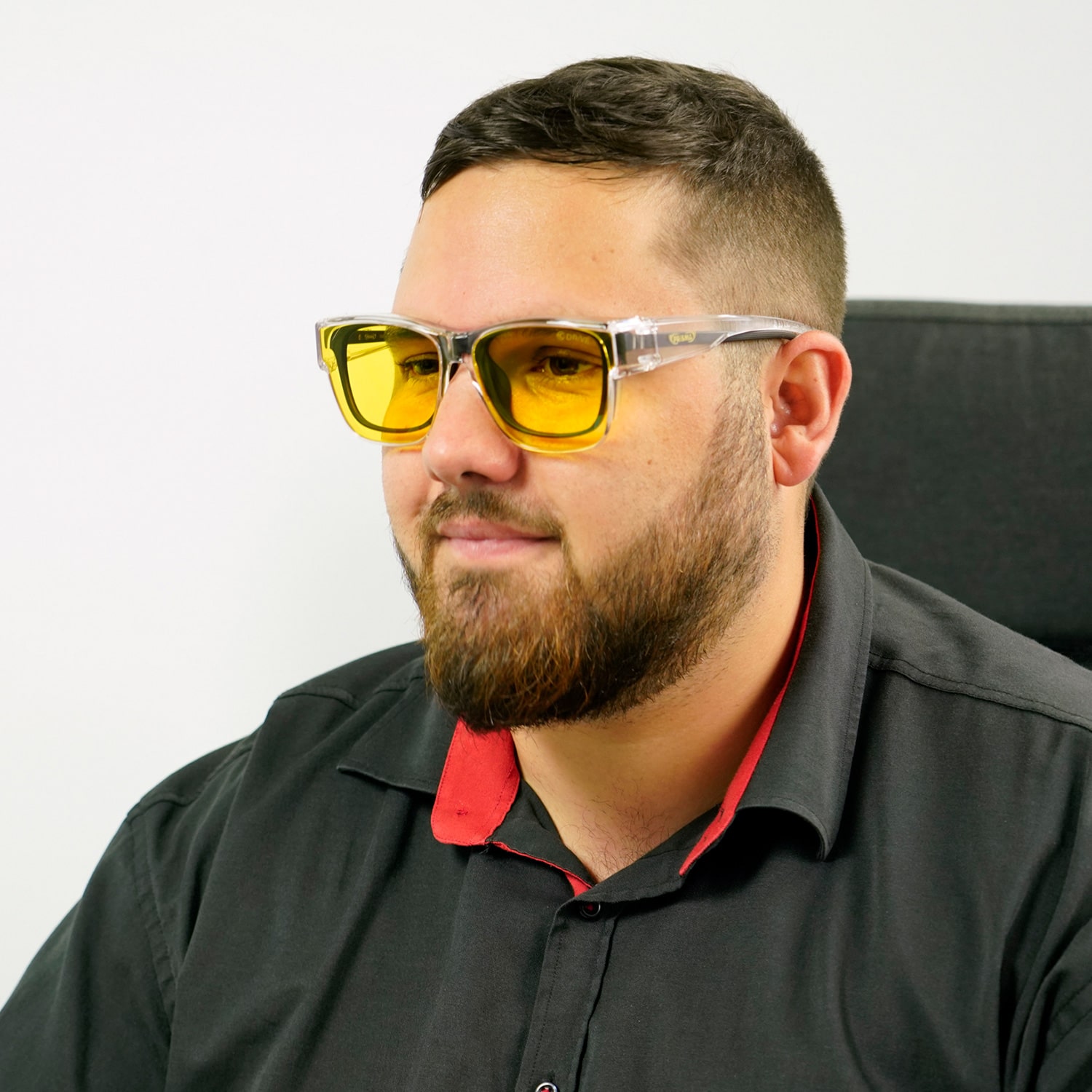 zweites Herrenmodel mit DRIVE85 OVER1- Überziehbrille