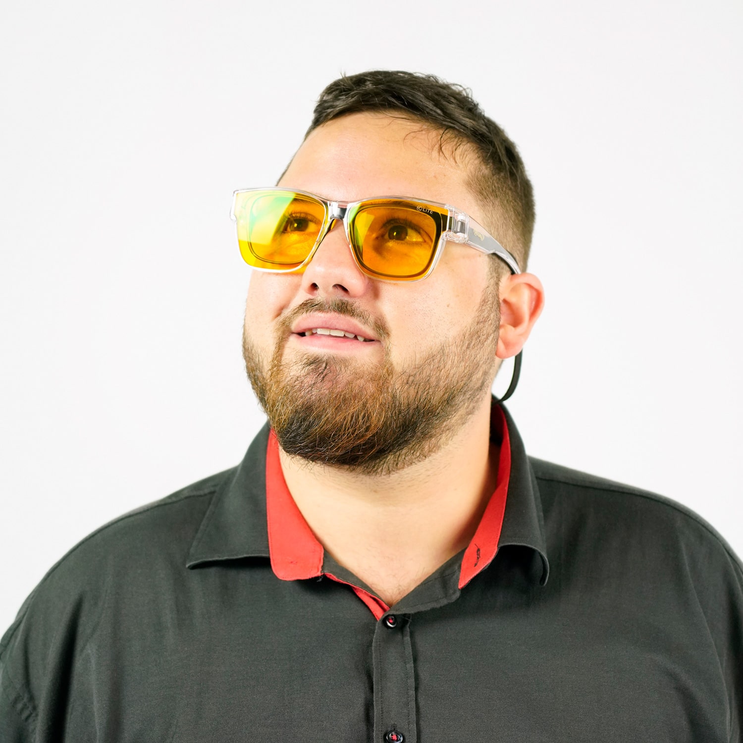 Männliches Model mit LITE95 OVER1-Überziehbrille