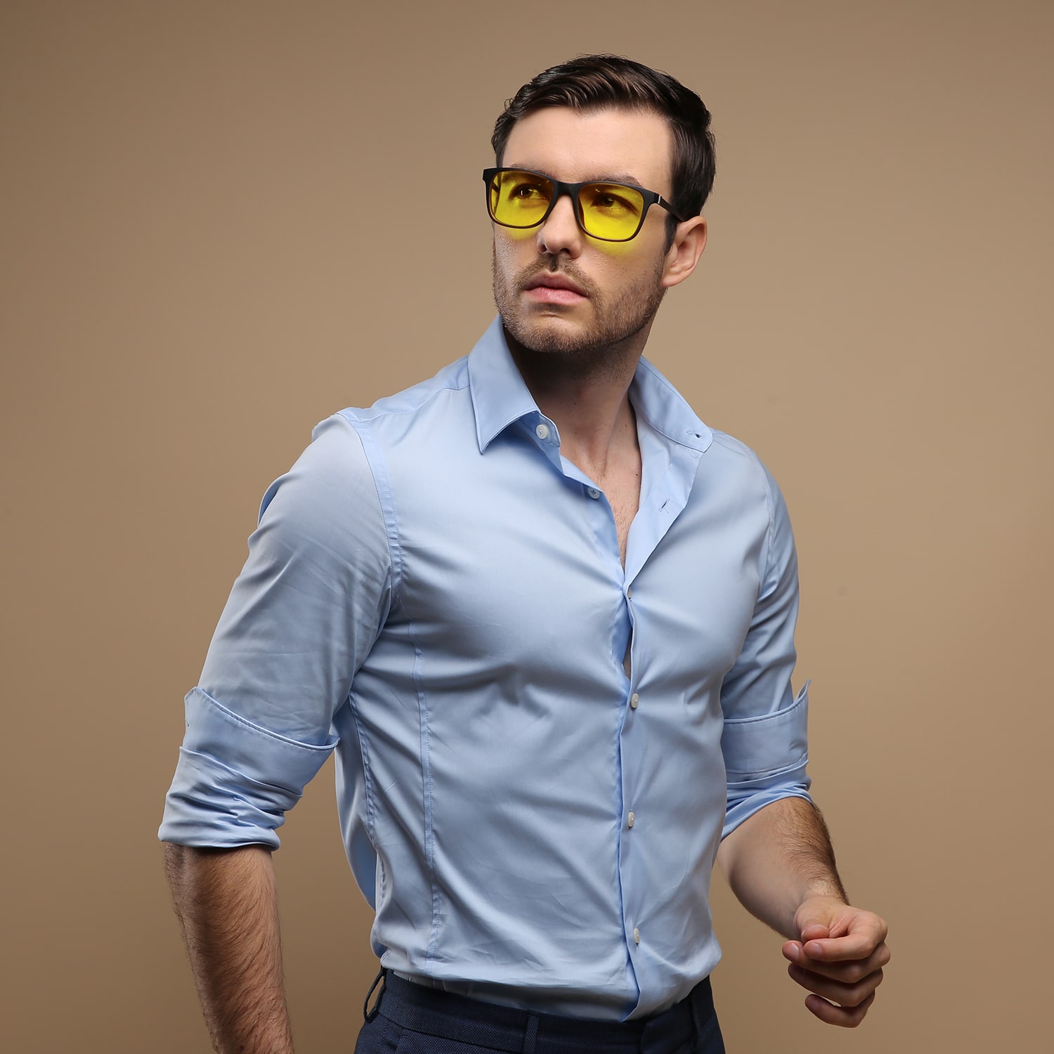 Male model wearing PRiSMA VARIA1 DRIVE85 driving glasses – protects against glare from xenon and LED headlights, ideal for frequent drivers