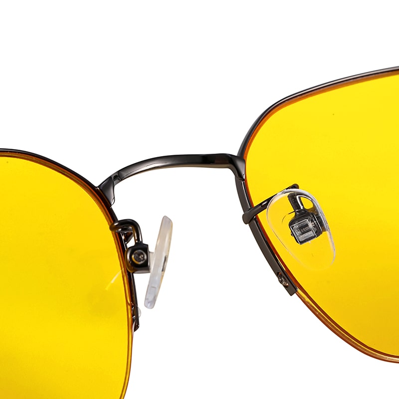 Detailansicht des sanft gewölbten Nasenstegs der Blaulichtschutzbrille KAHLA EASY90 mit verstellbaren Nasenpads