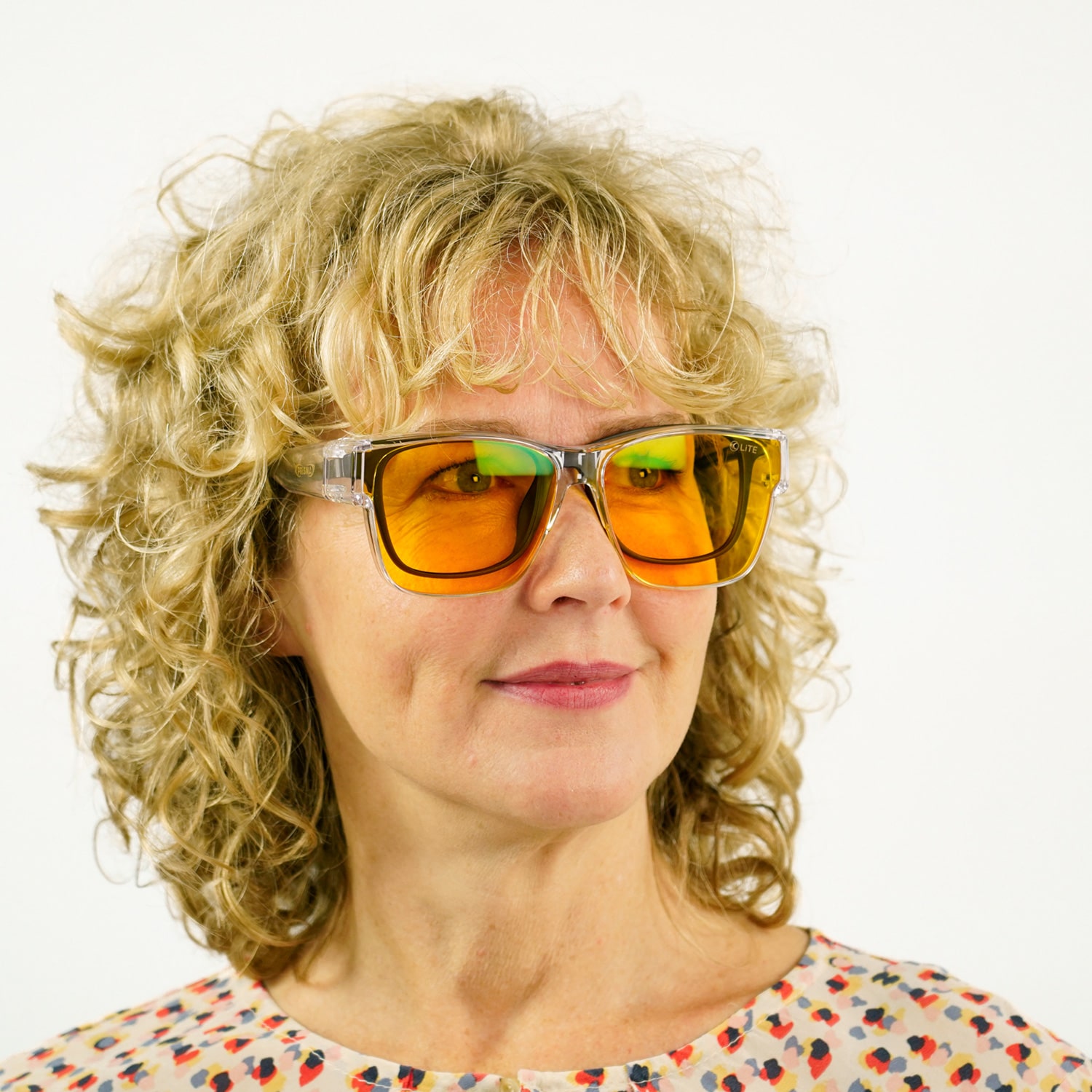 Weibliches Model mit LITE95 OVER1-Überziehbrille