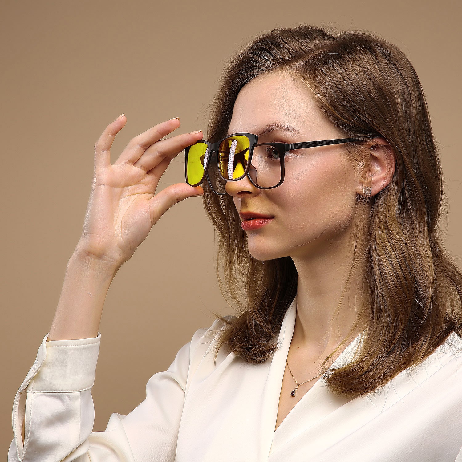 Female model wearing PRiSMA VARIA1 DRIVE85 blue light filter glasses – stylish unisex frames for safe and relaxed vision while driving